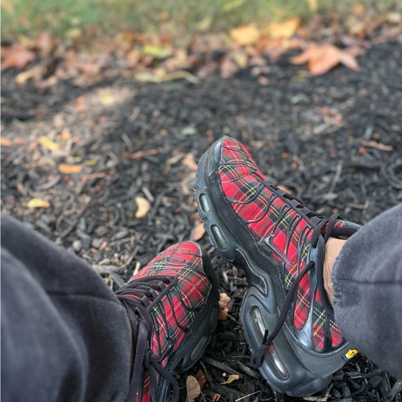 Extremely RARE !!! Red and Black Plaid Tartan Airmax Sneakers - Picture 2 of 2